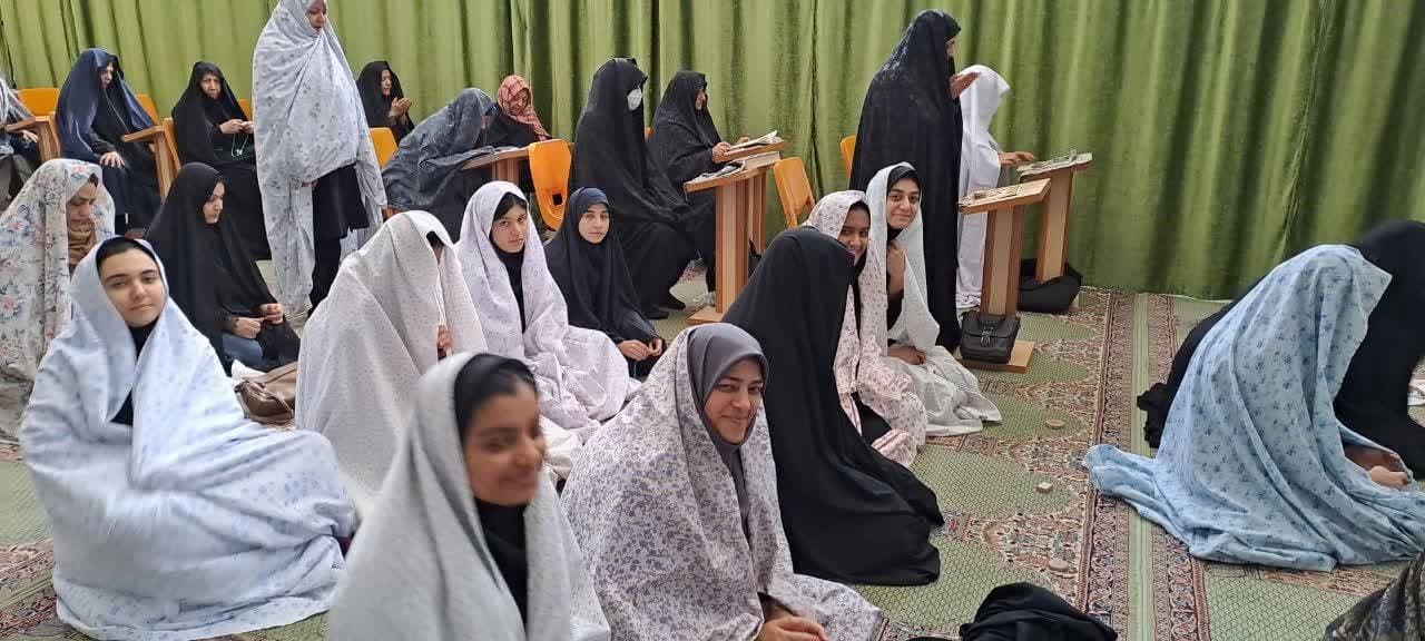 حضور دانش آموزان در نماز جماعت مسجد امام حسین ع در جوار مدرسه